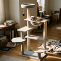 Moderne meerlaagse kattenboom in woonkamer