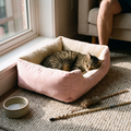 Kattenbed met kussen in gebruik